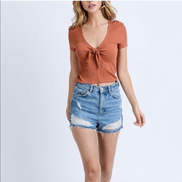 🦋 3/$20 (2 Available Colors) Front Tie Crop Top - Picture 2 of 6